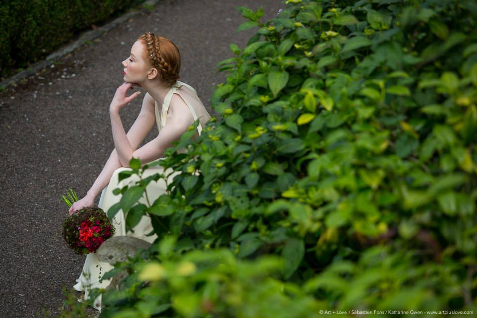 make-up-artist-applying-eyeshadow-woman